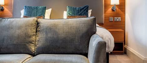 埃及棉床單、高級寢具、客房內保險箱、書桌