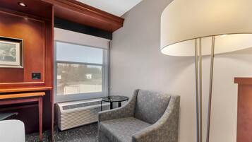 Standaard kamer, 2 queensize bedden, niet-roken, koelkast & magnetron | Luxe beddengoed, een kluis op de kamer, een bureau, een laptopwerkplek