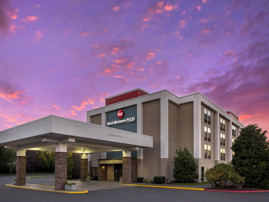 A Best Western Plus hotel with a covered entrance, clear signage, and a parking lot.