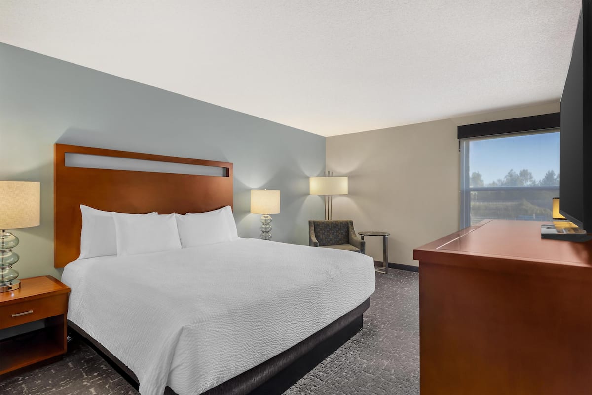 Business Room, 1 King Bed, Non Smoking, Microwave