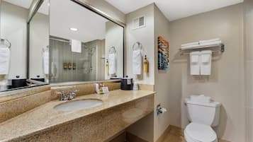 Business Room, 1 King Bed, Non Smoking, Microwave | Bathroom | Eco-friendly toiletries, hair dryer, towels, soap