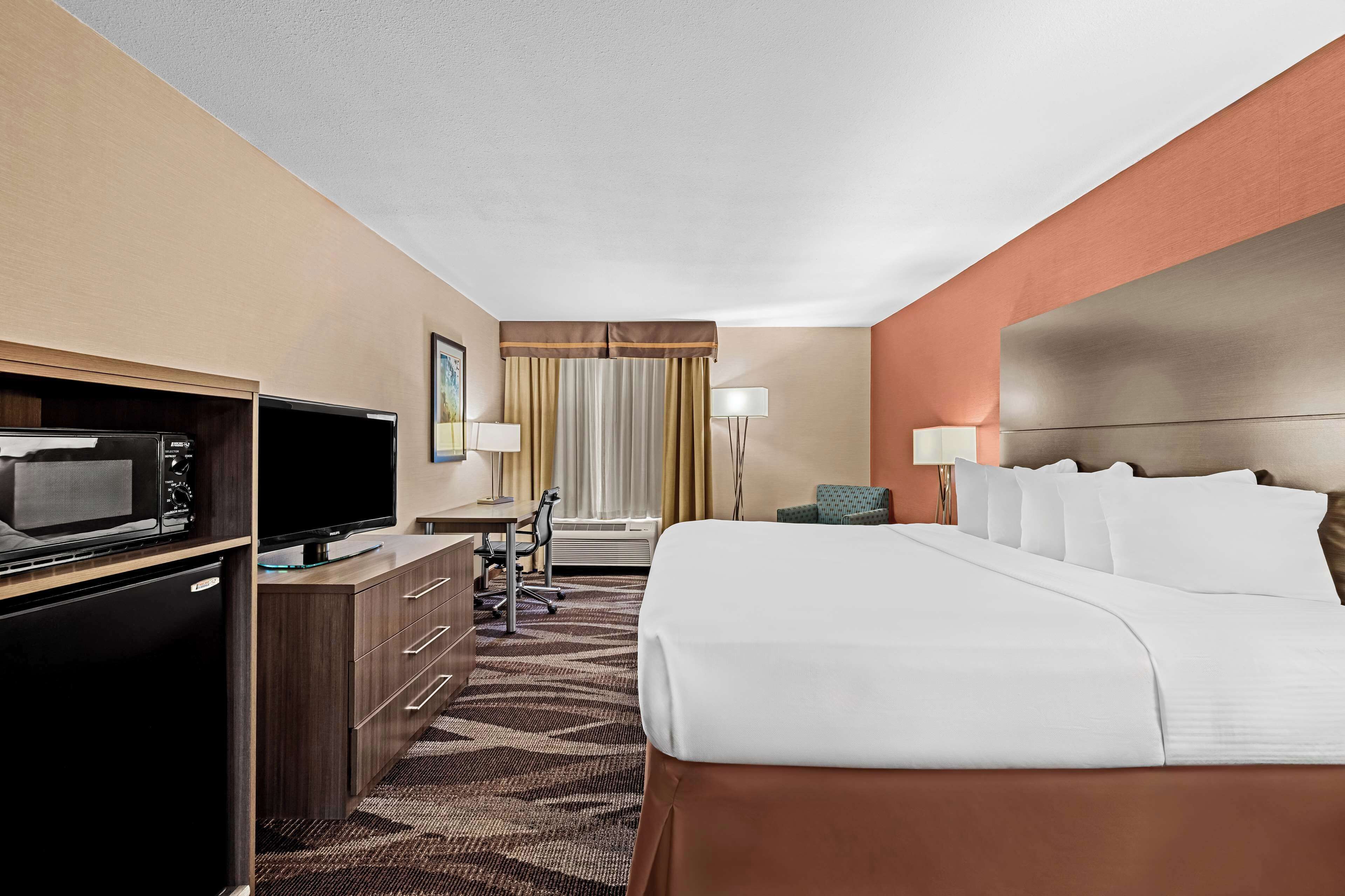 standard room, 1 king bed, non smoking, refrigerator & microwave | desk, laptop workspace, blackout curtains, iron/ironing board