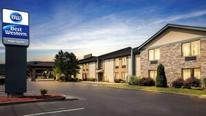 A Best Western Maple City Inn with a modern exterior, multiple rooms, and a parking lot. - Best Western Maple City Inn (Hornell)