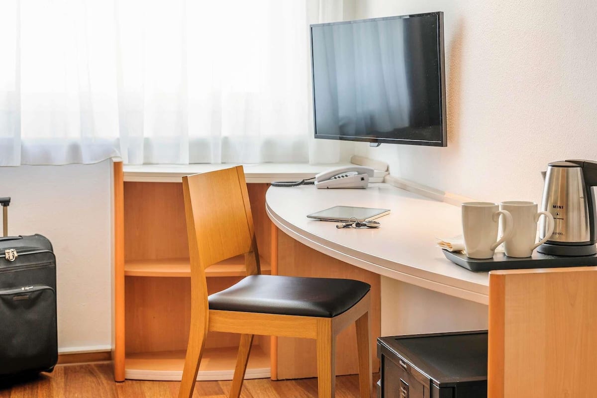 Chambre Standard double, 1 lit double | Coffre-fort, bureau, systĂšme dâinsonorisation, fer et planche Ă repasser