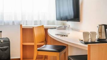 Caja de seguridad en la habitación y escritorio