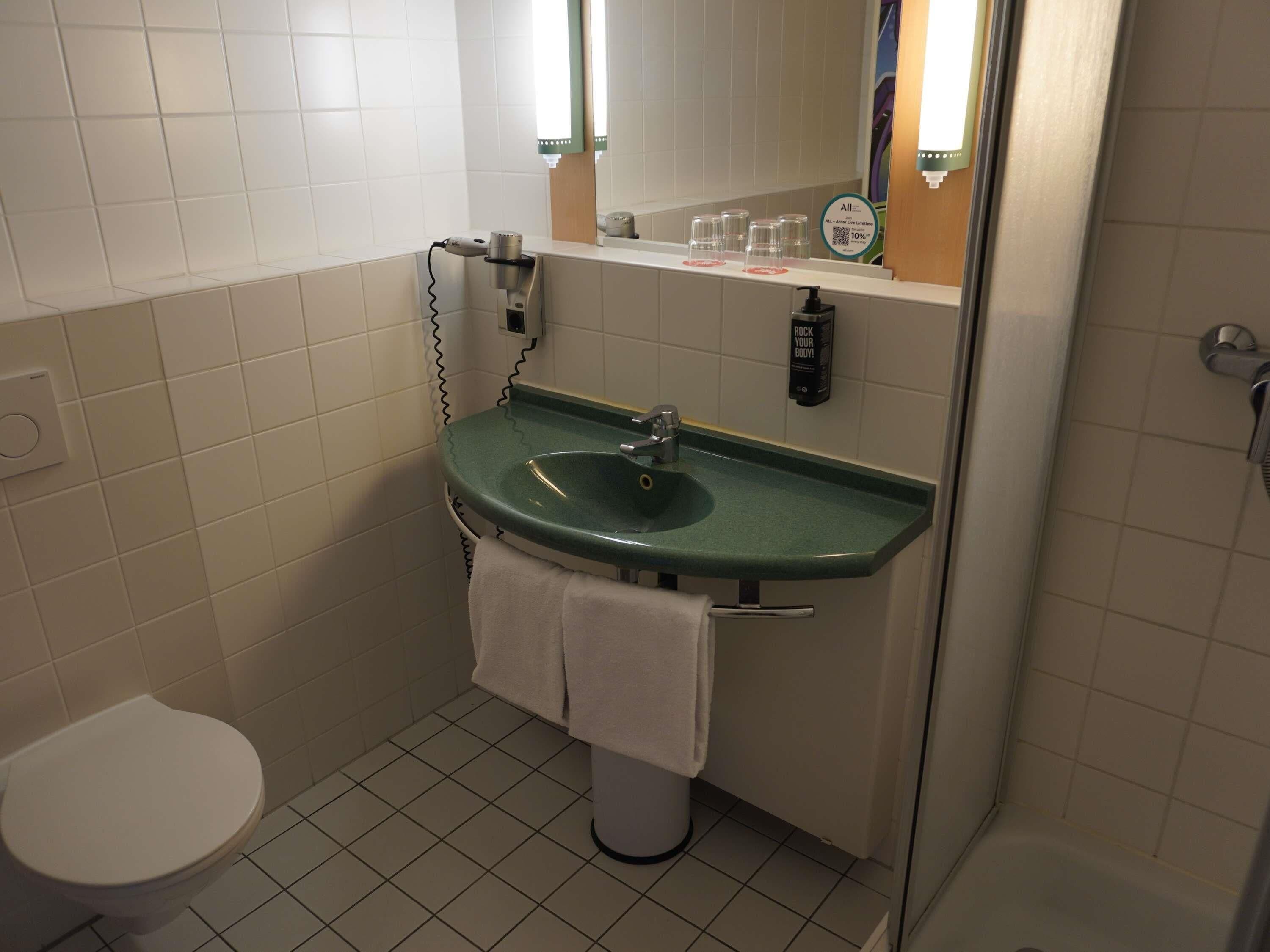 Tallelokero huoneessa, työpöytä, äänieristys, silitysrauta/-lauta