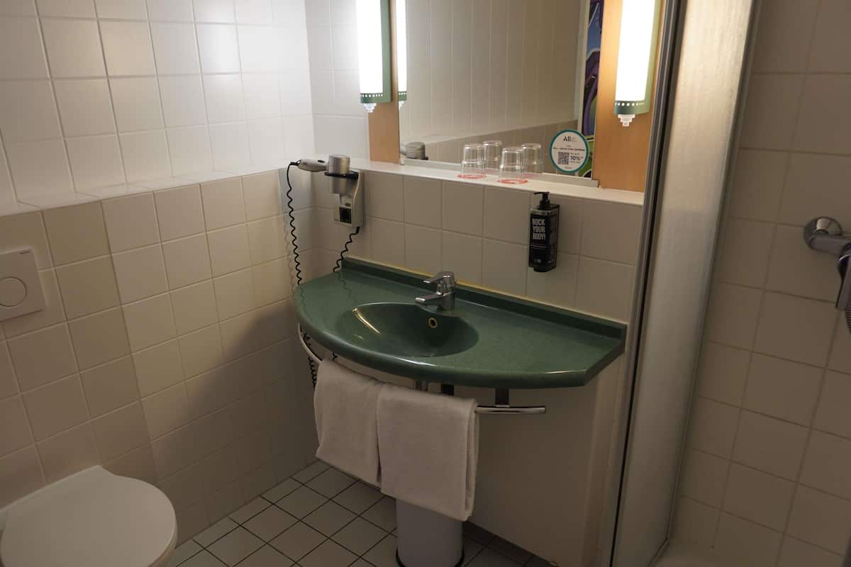 Una cassaforte in camera, una scrivania, insonorizzazione