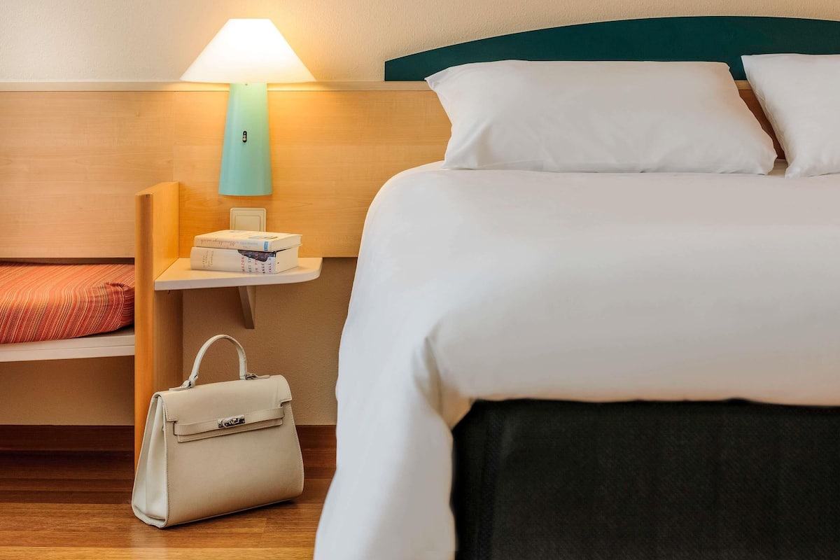 In-room safe, desk, soundproofing, iron/ironing board