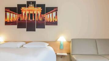 Családi szoba kétszemélyes ággyal, 1 kétszemélyes ágy és egy kinyitható kanapé | 1 hálószoba, széf a szobában, íróasztal és hangszigetelés