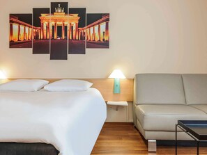 Habitación familiar doble, 1 cama doble con sofá cama | Caja fuerte, escritorio, sistema de insonorización