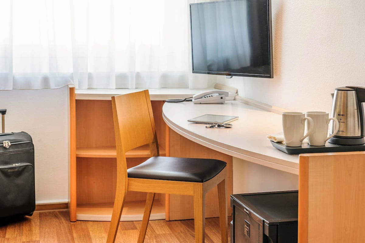 房內夾萬、書桌、隔音、熨斗/熨衫板