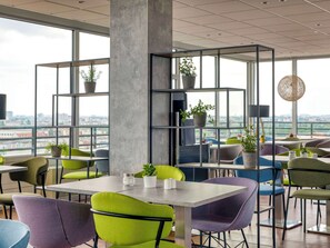Se ofrece un desayuno bufé (17 EUR por persona)