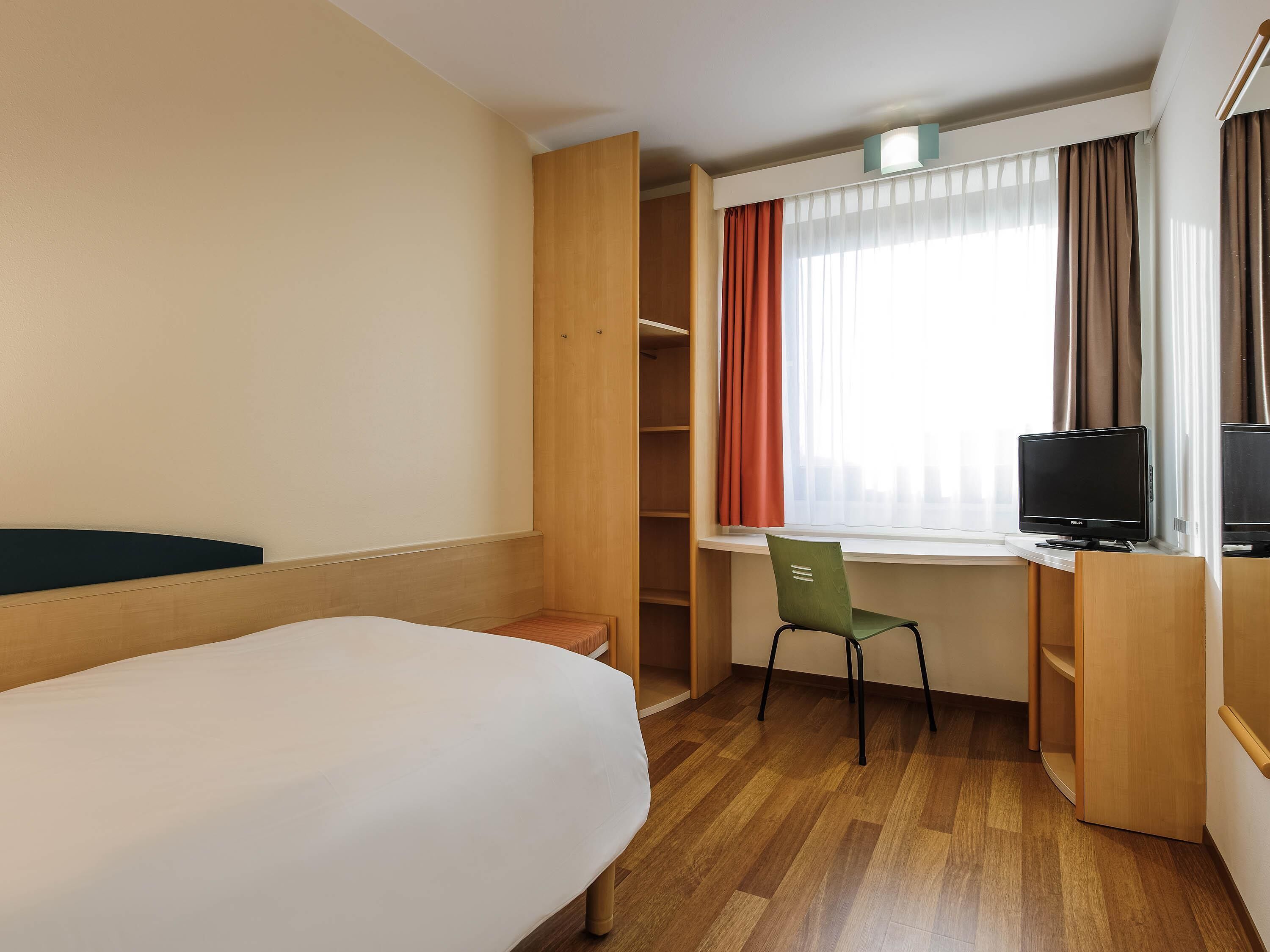 In-room safe, desk, soundproofing, iron/ironing board