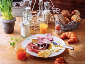 Café da manhã com buffet todos os dias (EUR 17 por pessoa)
