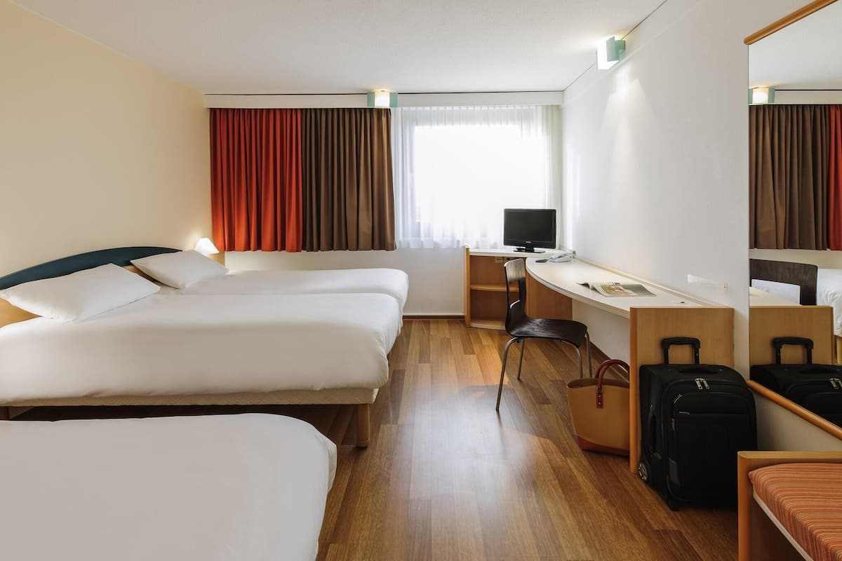 Chambre Standard, 3 lits jumeaux | Coffre-fort, bureau, systĂšme dâinsonorisation, fer et planche Ă repasser