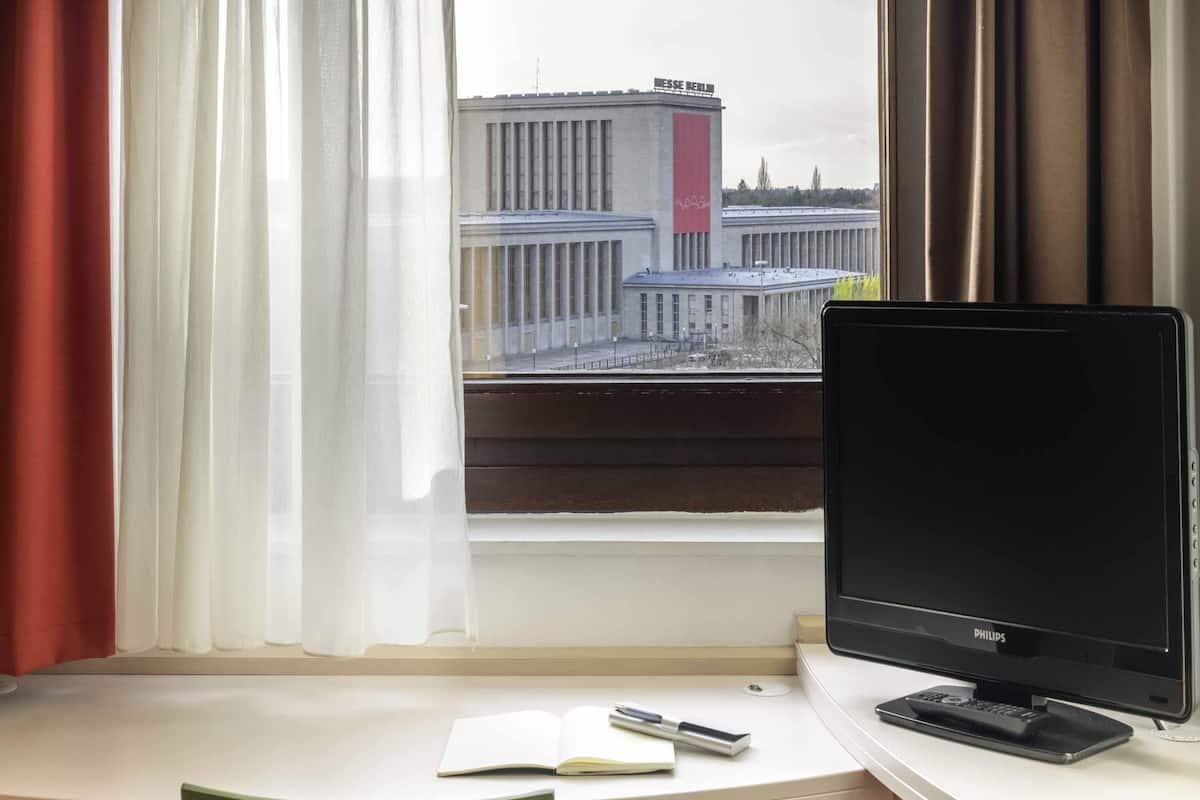Een kluis op de kamer, een bureau, geluiddichte muren
