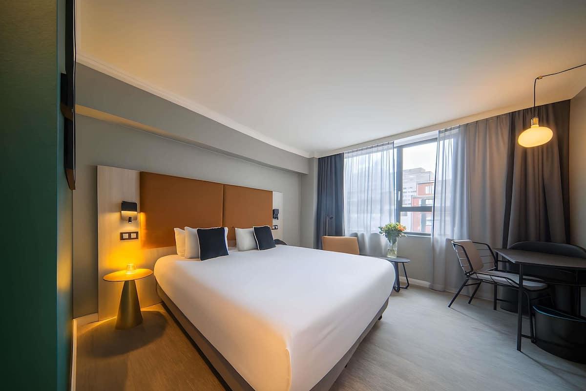 Superior Room, 1 King Bed | In-room safe, desk, laptop workspace, soundproofing