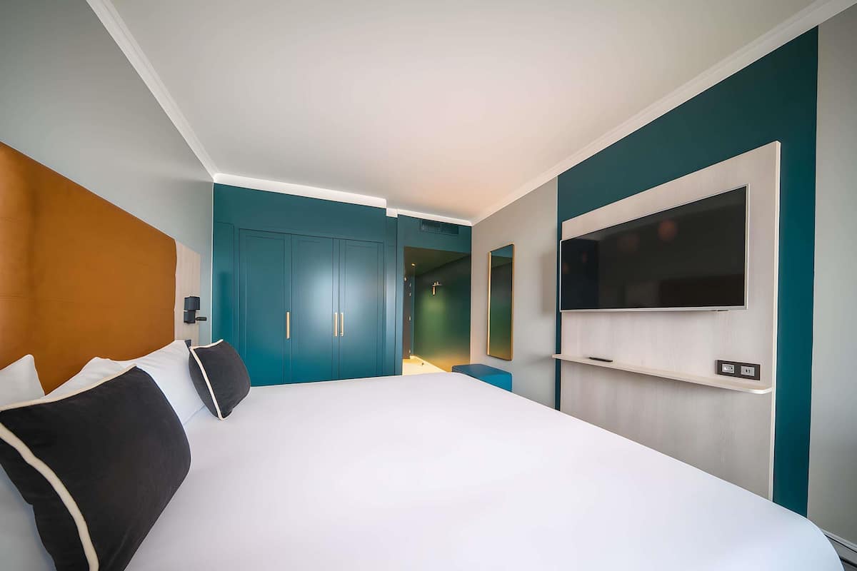 Superior Room, 1 King Bed | In-room safe, desk, laptop workspace, soundproofing