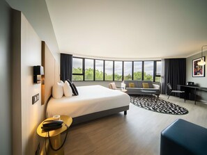 Junior suite, 1 kingsize bed | Een kluis op de kamer, een bureau, een laptopwerkplek