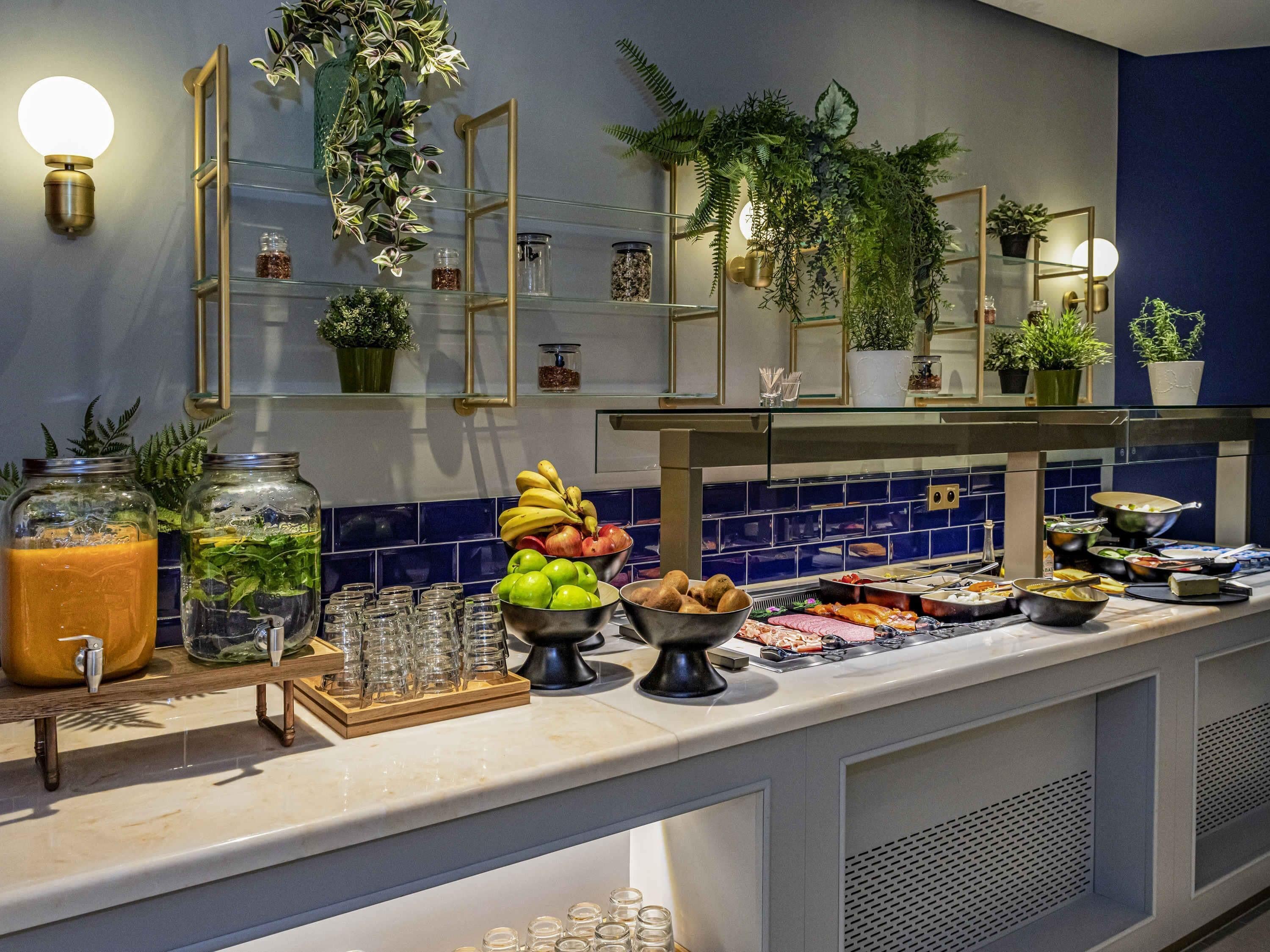 Desayuno buffet todos los días (EUR 22.5 por persona) 