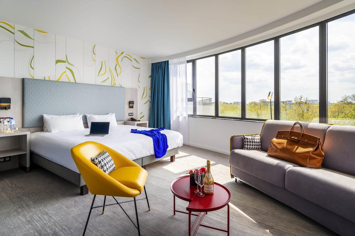 Junior Suite, 1 King Bed | 1 bedroom, in-room safe, desk, laptop workspace