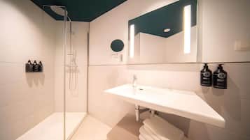 Junior suite, 1 kingsize bed | Badkamer | Een bad/douchecombinatie, milieuvriendelijke toiletartikelen