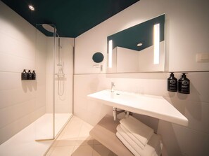 Junior-Suite, 1 King-Bett | Badezimmer | Duschwanne, umweltfreundliche Kosmetikartikel, Haartrockner, Bademäntel