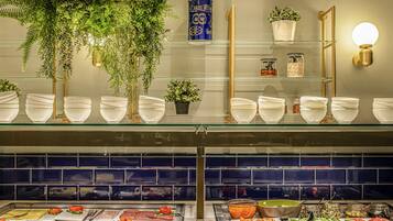 Colazione a buffet, servita tutte le mattine (22.5 EUR a persona)