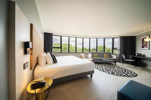Junior-Suite, 1 King-Bett | Zimmersafe, Schreibtisch, laptopgeeigneter Arbeitsplatz