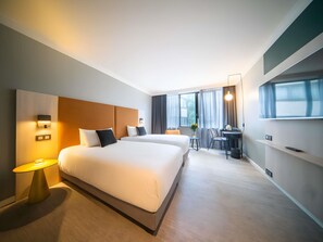 Habitación superior, 2 camas individuales | Caja de seguridad en la habitación y escritorio 