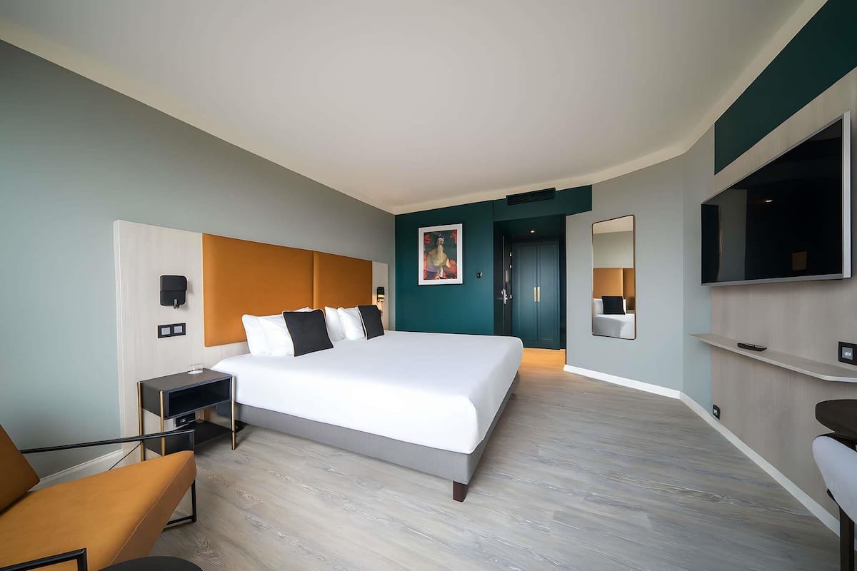 In-room safe, desk, laptop workspace, soundproofing