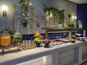 Petit déjeuner buffet (22.5 EUR par personne)