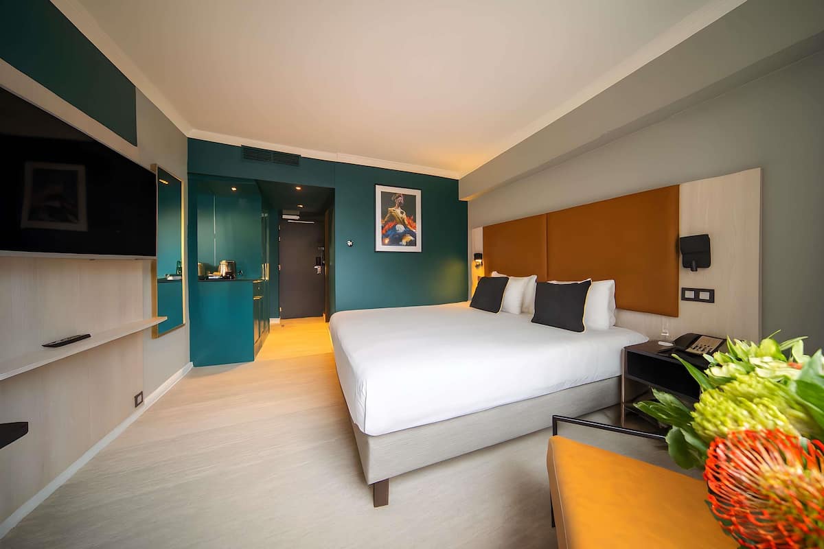Quarto superior, 1 cama King | Cofres nos quartos, escrivaninha, espaço de trabalho para notebook