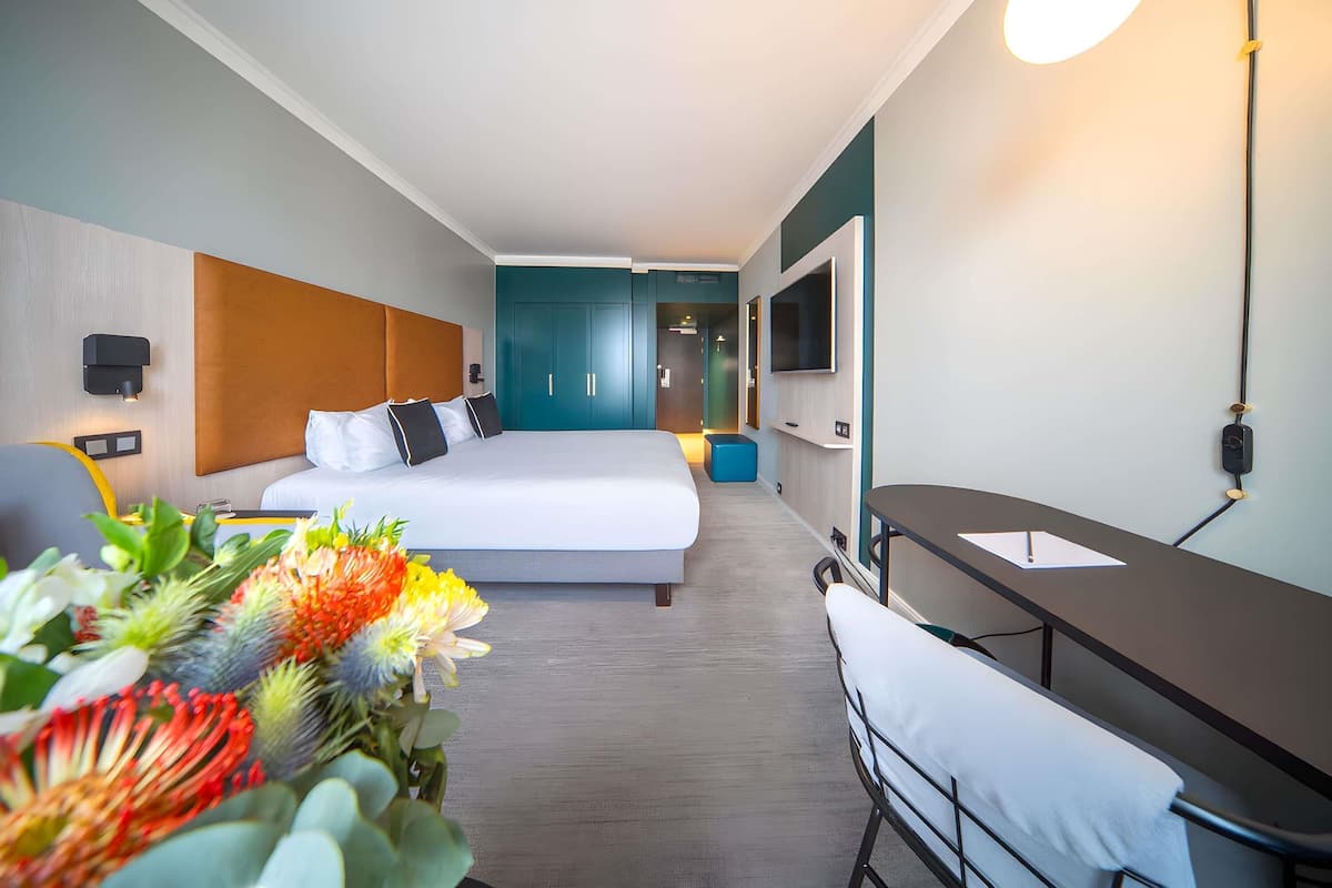 Caja de seguridad en la habitación y escritorio