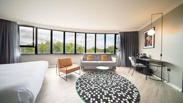 Junior suite, 1 kingsize bed | Een kluis op de kamer, een bureau, een laptopwerkplek