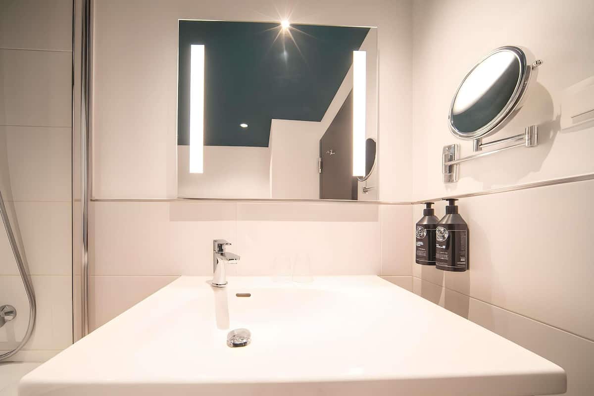 Caixa forta a l'habitació i escriptori