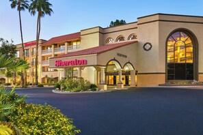 A Sheraton hotel with a registration area, a balcony, and a large arched window. - Sheraton Tucson Hotel and Suites (Tucson)
