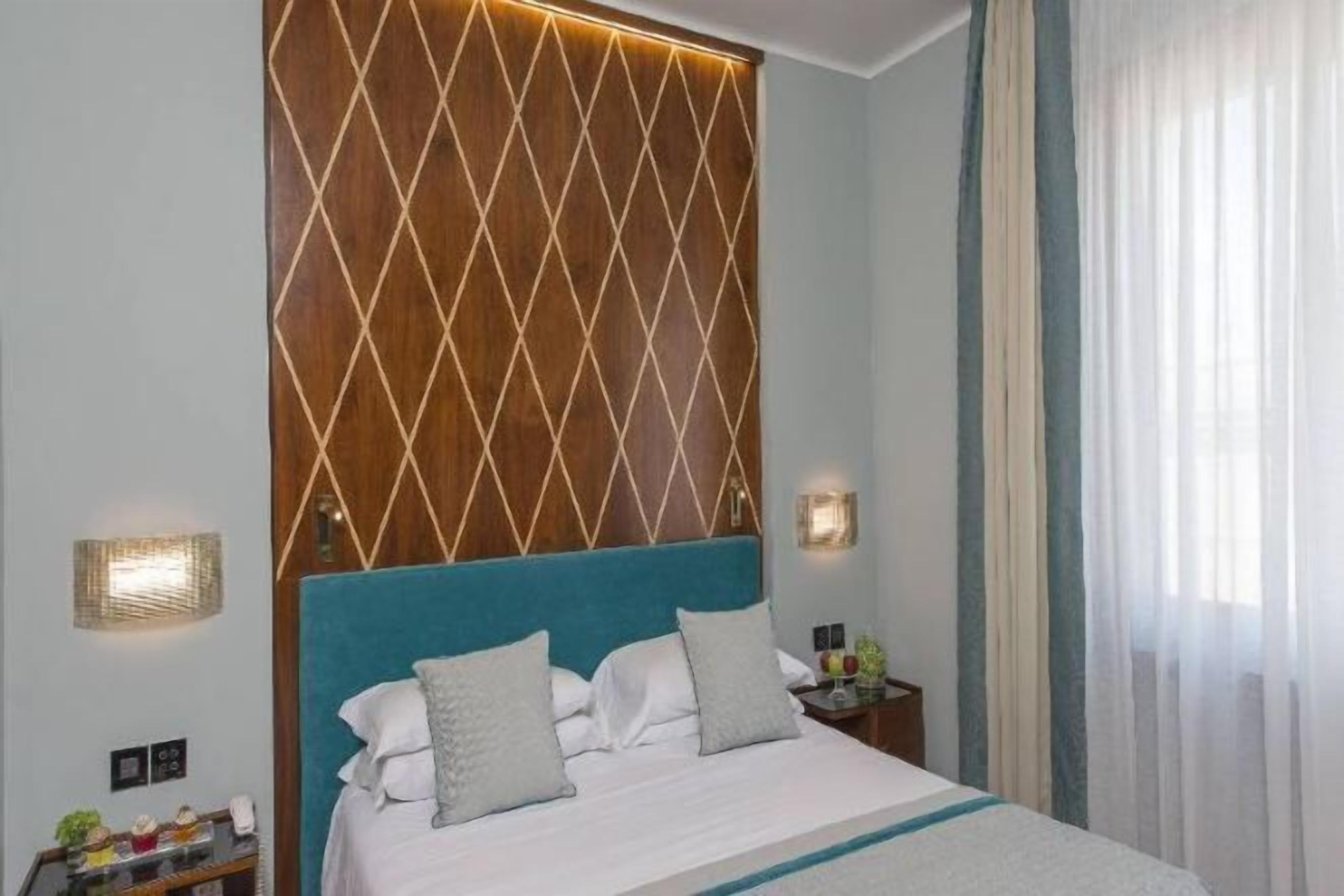 Minibar, coffres-forts dans les chambres, décoration personnalisée