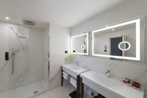 Suíte júnior (Premium) | Frigobar, cofres nos quartos, individualmente decorados