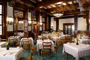 Petit déjeuner buffet (13 EUR par personne)