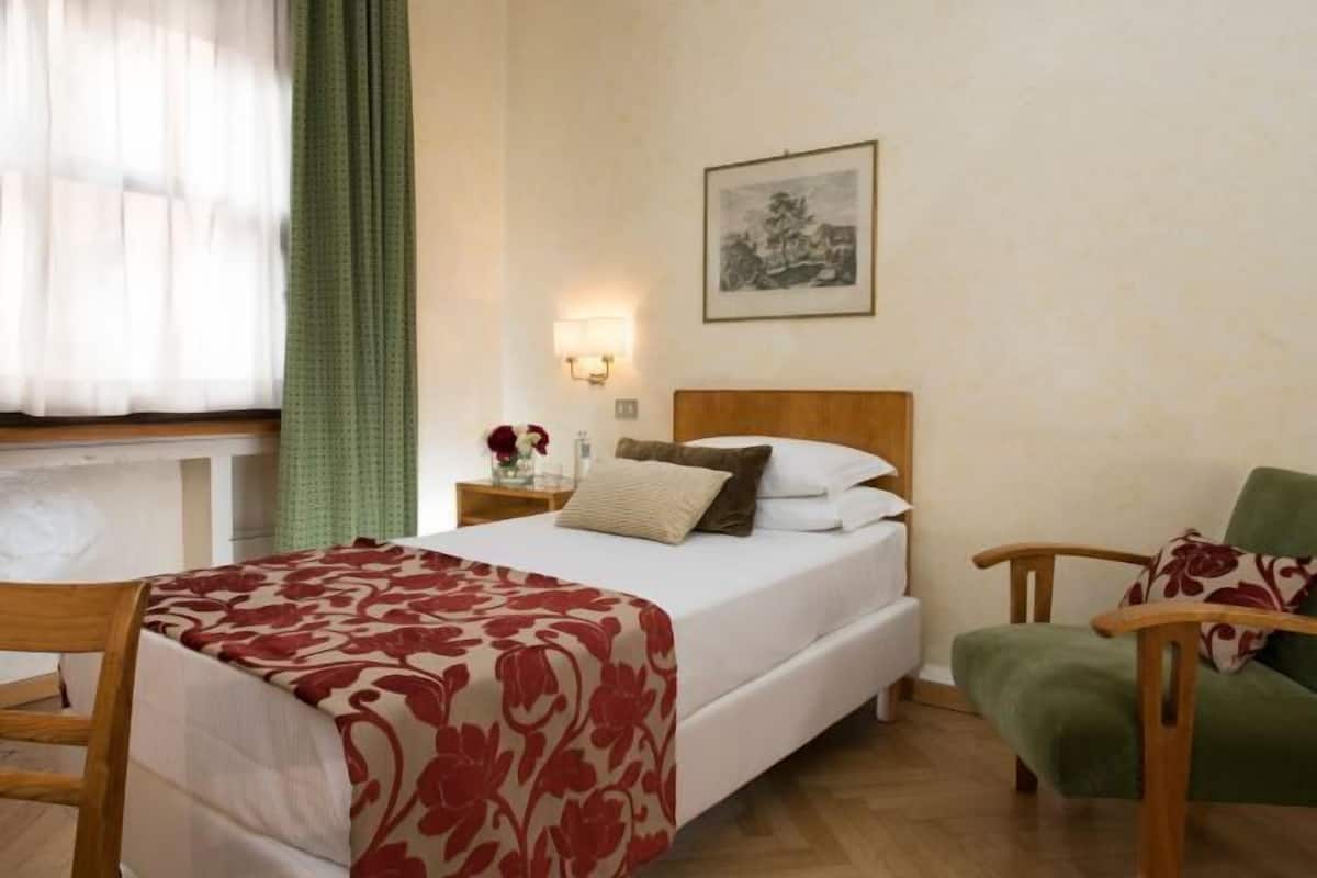 Minibar, in-room safe, individually decorated, individually furnished