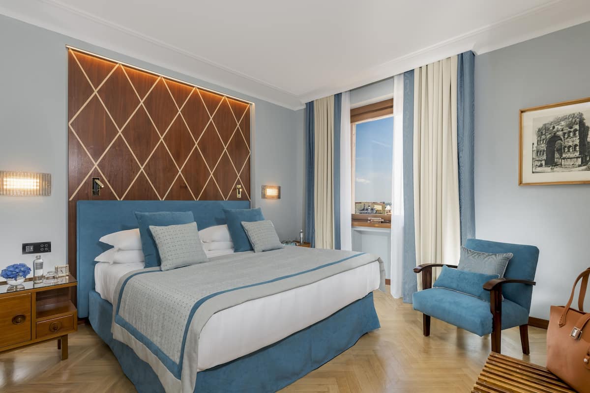 Deluxe Premium Room | 迷你吧、房內夾萬、書桌、手提電腦工作空間
