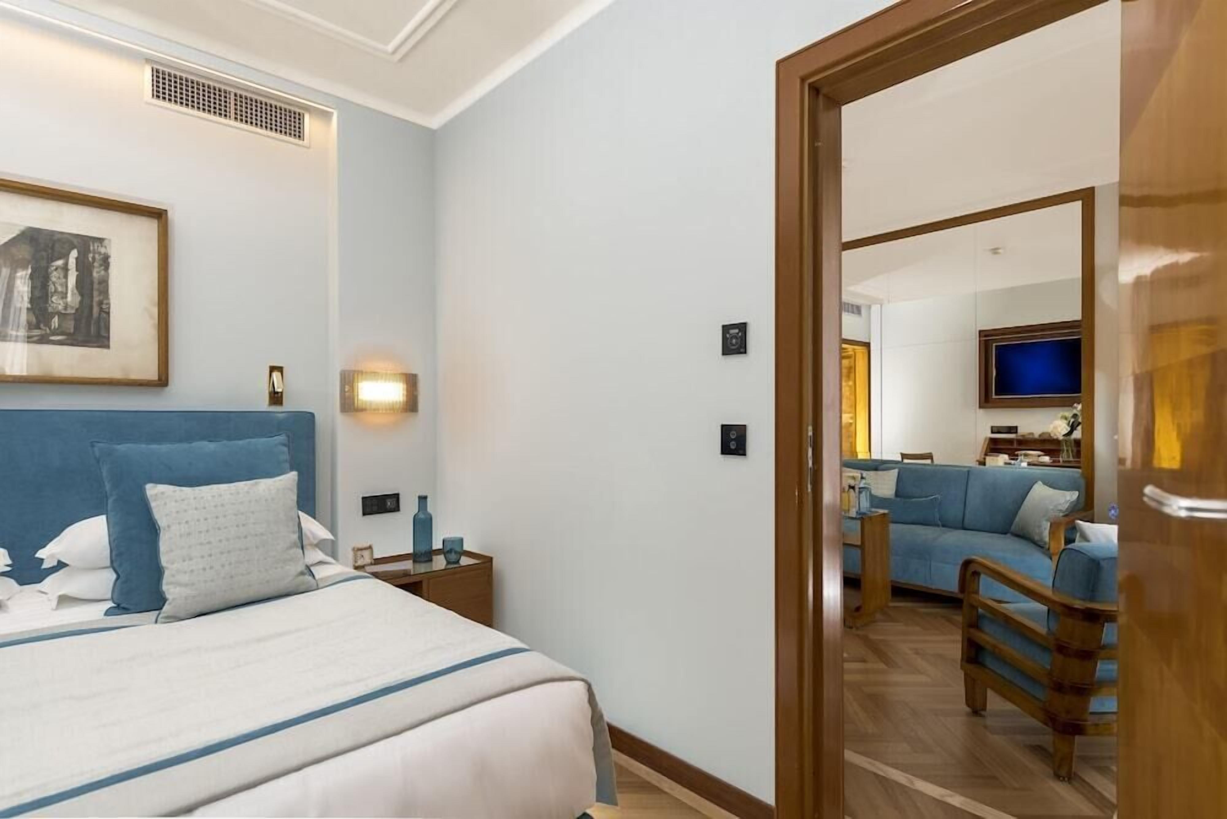Minibar, coffres-forts dans les chambres, décoration personnalisée