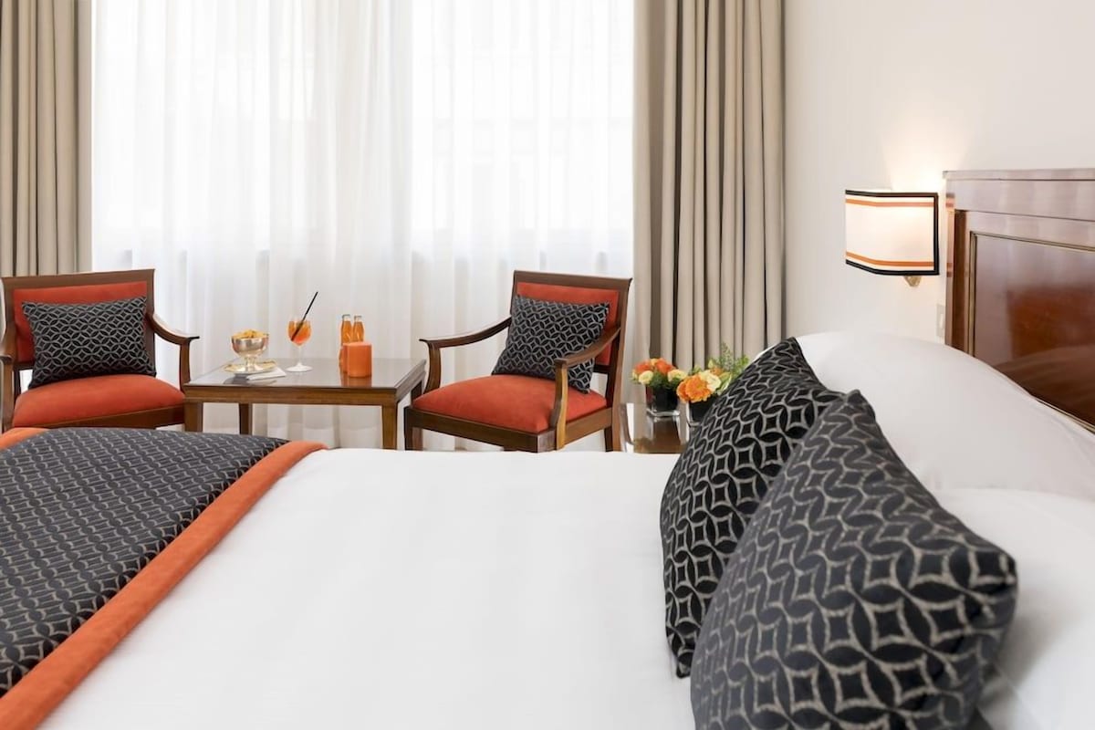 Minibar, két bảo mật tại phòng, bàn 