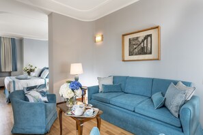 Suite | Minibar, in-room safe, individually decorated, individually furnished - Bettoja Hotel Mediterraneo (Rome)