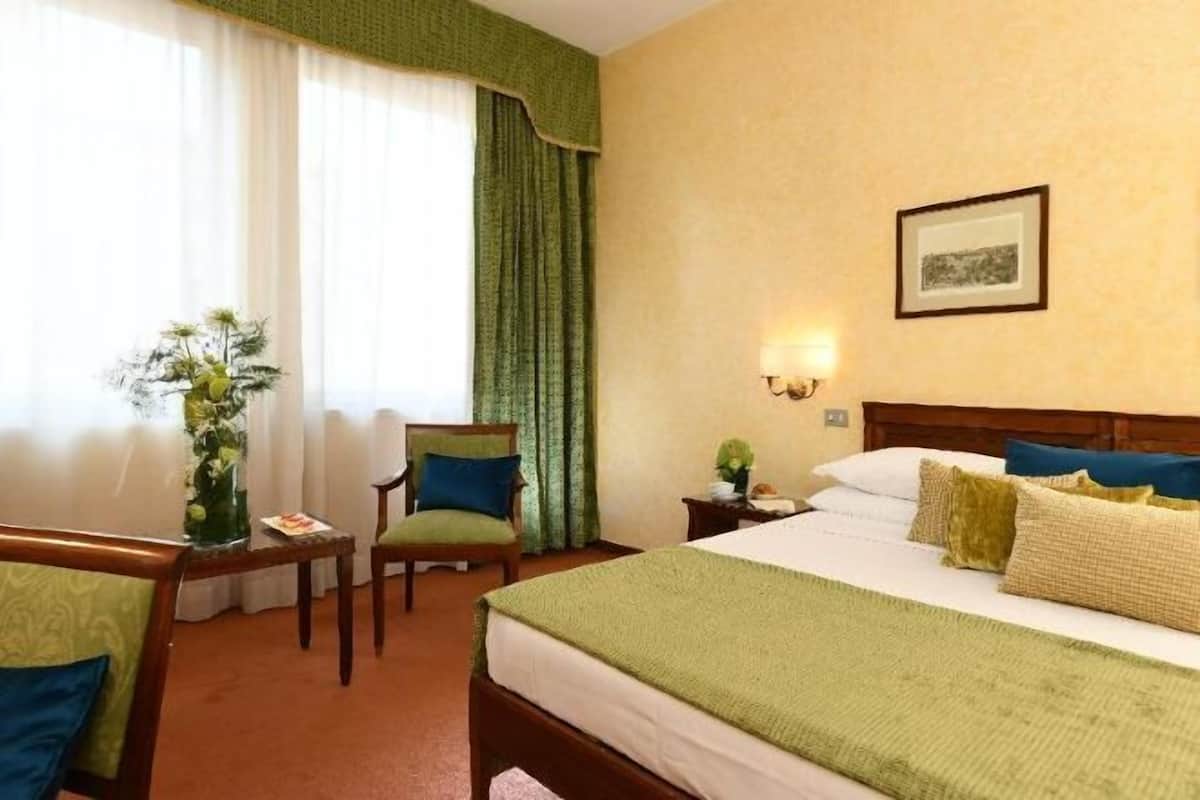 Minibar, in-room safe, individually decorated, individually furnished