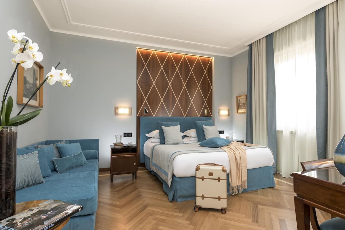 Premium Junior Suite | 1 bedroom, minibar, in-room safe, individually decorated