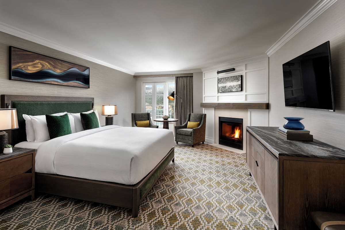 Fairmont Gold, Huone, 1 suuri parisänky | Tallelokero huoneessa, kannettavalle tietokoneelle sopiva työtila