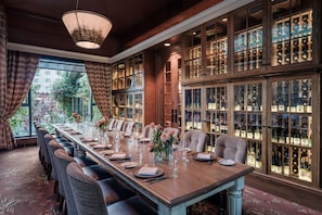 5 restaurantes; se sirven cenas y cocina americana