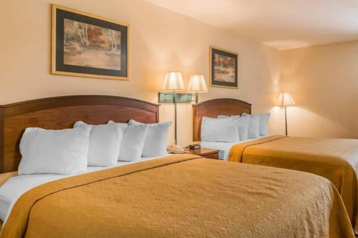 Escritorio, tabla de planchar con plancha, wifi gratis y ropa de cama